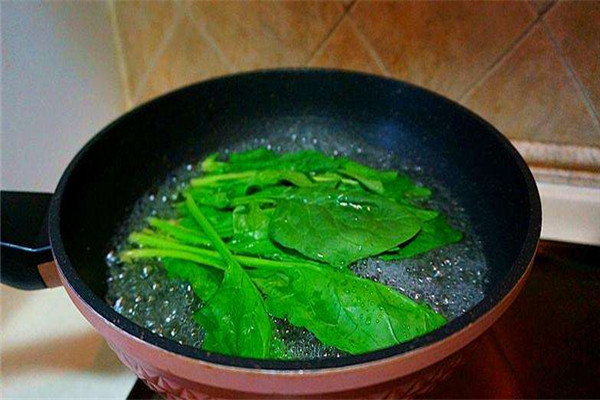 菠菜為什么要在水里過一遍,,菠菜煮久了還有營(yíng)養(yǎng)嗎