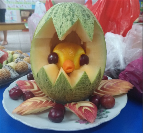 幼兒園創意水果拼盤，用水果制作成一個鳥窩
