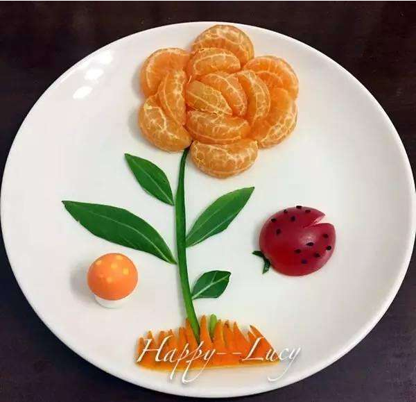 學校舉辦創意水果拼盤大賽，公布結果的最后一位小朋友氣哭了