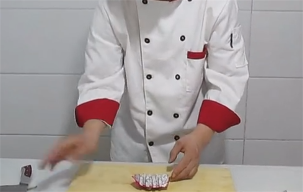 家庭使用的水果拼盤(pán)制作視頻 簡(jiǎn)單漂亮的水果拼盤(pán)切花