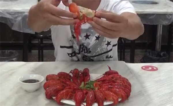 小龍蝦的吃法剝法圖解，吃小龍蝦整殼褪去的吃法
