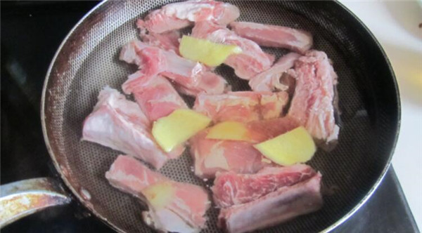 胡蘿卜玉米排骨湯做法