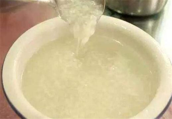 稀飯放堿好嗎，稀飯?jiān)趺粗蠛贸? src="http://www.educatetak.com/uploads/allimg/190703/1-1ZF3102258.jpg" /></p>
<p>
	　　稀飯放不放堿，每個(gè)人的答案都不一樣。稀飯放堿放多了會(huì)影響口感，也會(huì)導(dǎo)致胃酸增加，對(duì)胃部功能也會(huì)存在影響。稀飯不放堿有養(yǎng)胃的功效，無(wú)添加物煮熟的稀飯，味道好，吃起來(lái)很清淡，它的維生維B1成分也會(huì)高出許多，稀飯放堿后，會(huì)導(dǎo)致維生素B1在堿性溶液中被破壞掉。</p>
<p >
	<img alt=
