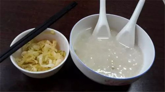 稀飯放堿好嗎，稀飯?jiān)趺粗蠛贸? src="http://www.educatetak.com/uploads/allimg/190703/1-1ZF3102259.jpg" /></p>
<p>
	　　稀飯好不好吃和米有很大的關(guān)系，珍珠大米就非常適合煮稀飯，煮出來(lái)的稀飯味道香濃，濃稠度恰到好處。煮稀飯水量一定要控制好，水不要放太少，太少的水煮出來(lái)的像干飯，沒(méi)有一點(diǎn)湯汁，也很不好吃，而且放至下餐時(shí)，更難吃。</p>
<p >
	<img alt=
