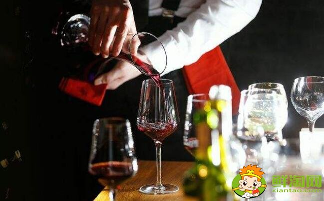 怎樣使用醒酒器倒酒，醒酒器倒紅酒的正確姿勢