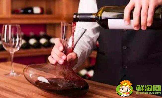 怎樣使用醒酒器倒酒，醒酒器倒紅酒的正確姿勢