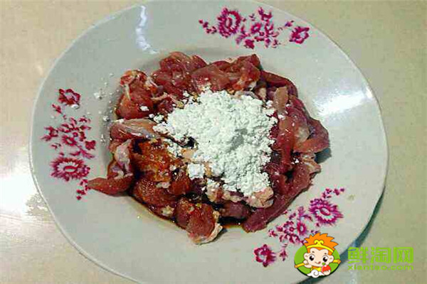 為什么加淀粉能使肉變嫩,淀粉抓肉的技巧
