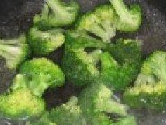 西蘭花可以直接煮著吃嗎，西蘭花放黃怎樣變綠
