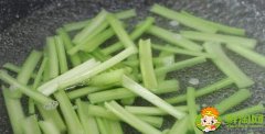 芹菜用水焯后能冷凍嗎，芹菜用水泡