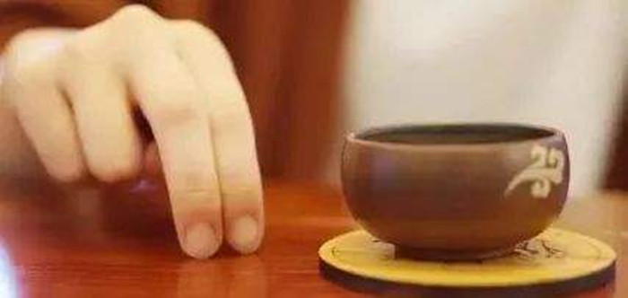 倒茶的時(shí)候敲桌子幾下