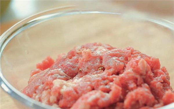 牛肉漢堡的做法和配料的做法，牛肉漢堡最正宗的做法